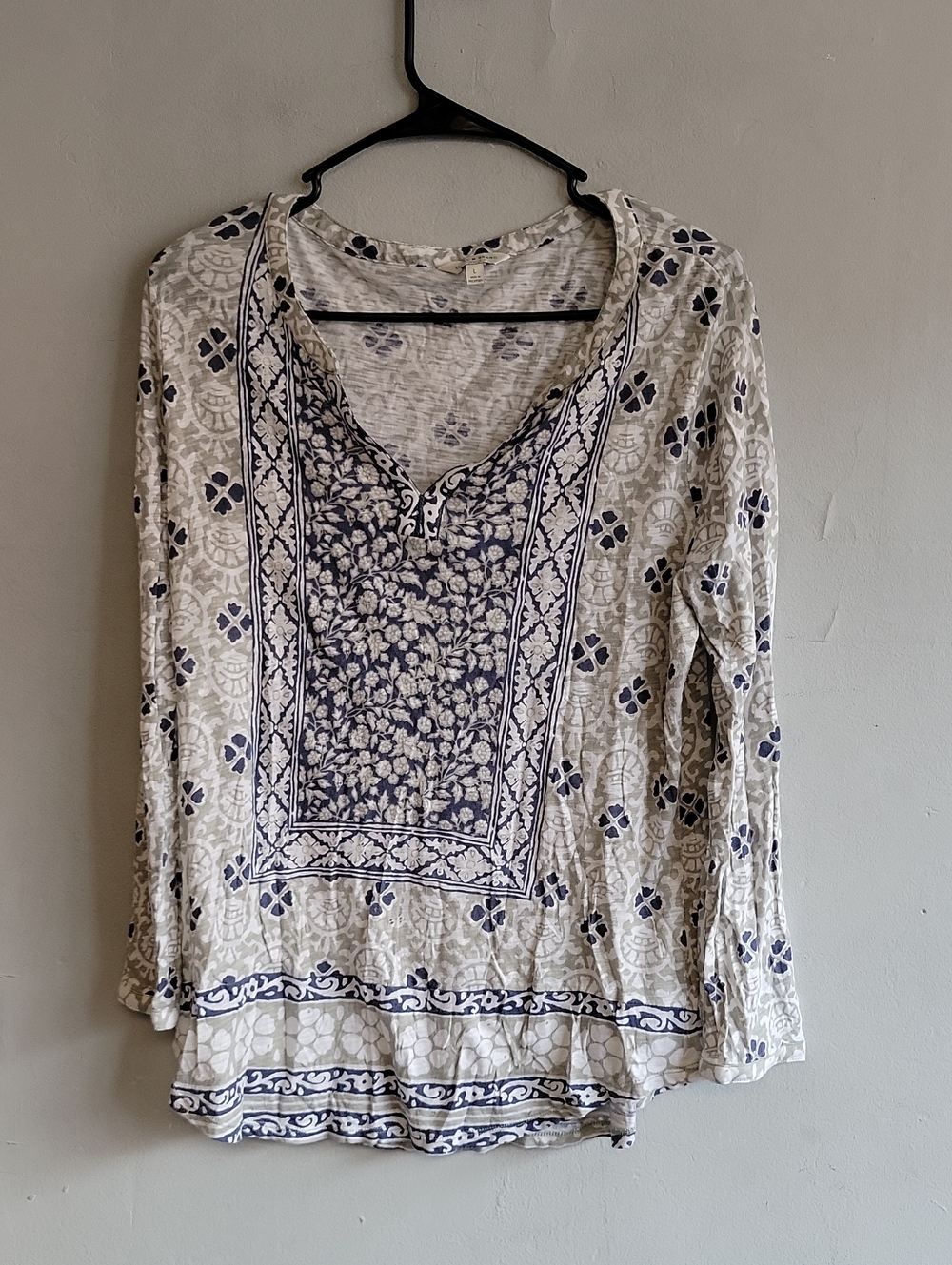 Women's large Lucky Brand blue/white floral mandala v-neck long sleeve t-shirt